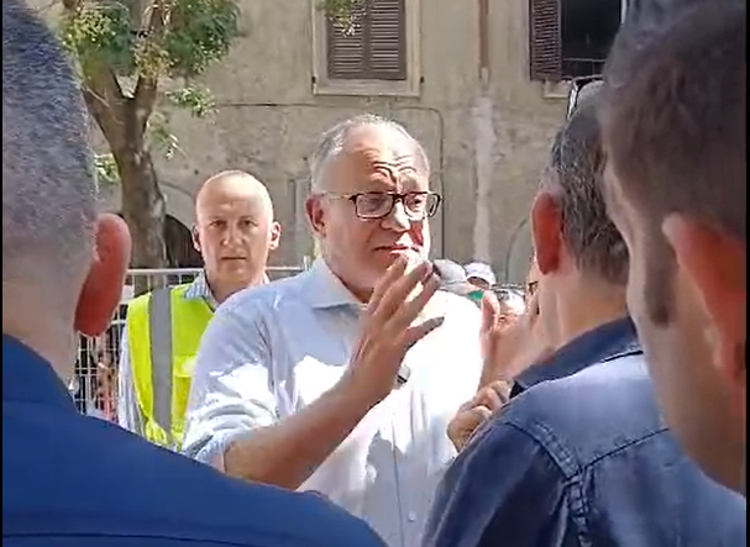 Gualtieri parla con i commerciati di via Ottaviano