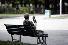 Signora che prende il fresco al parco (Fotogramma)