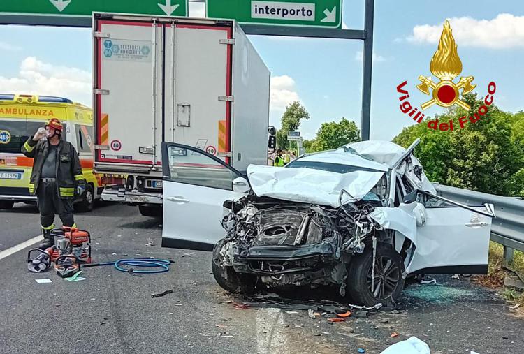 Grave incidente sull'A4, un morto e 17 feriti