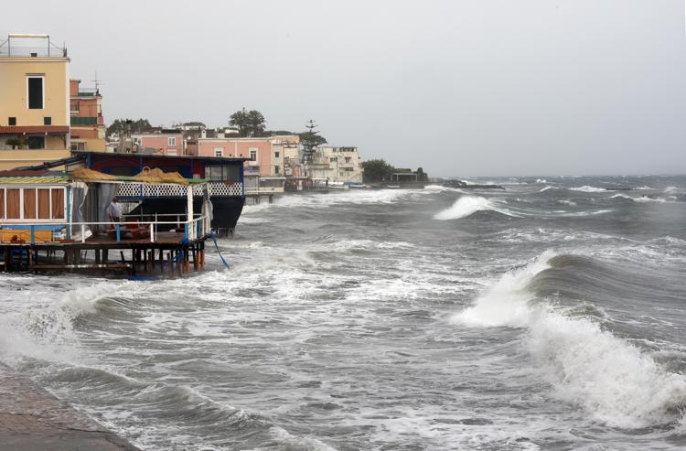 Mareggiata a Ischia - (Fotogramma)