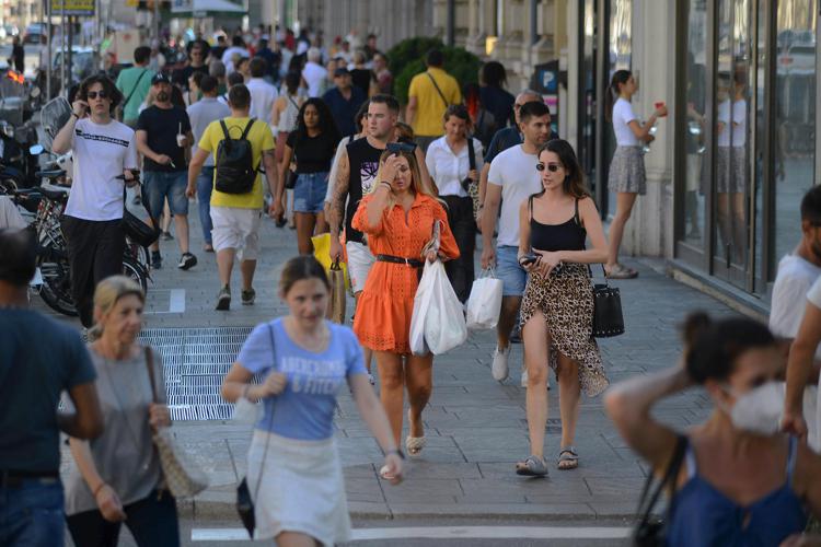 Persone a passeggio - Fotogramma