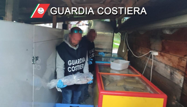 Dai gamberi rossi ai calamari, pesce scaduto nei ristoranti vip di Cortina