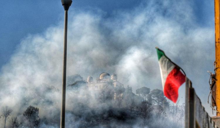 Nube di fumo sopra l'Osservatorio astronomico di Roma. Foto di Maurizio Riccardi