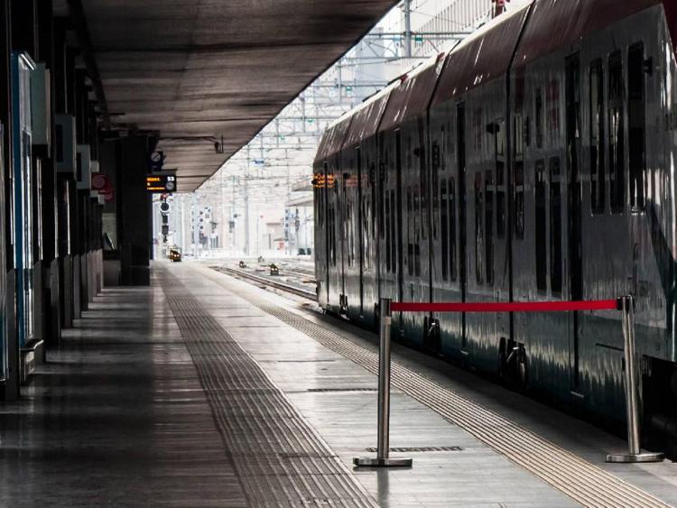 Treno in stazione (Fotogramma)