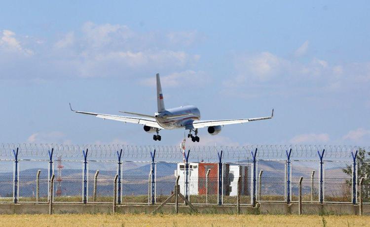 Un aereo russo Tupolev Tu-204-300 si prepara ad atterrare all'aeroporto Esenboga di Ankara quando le autorità turche hanno annunciato lo scambio di 26 prigionieri con la Russia e l'Occidente - (Afp)