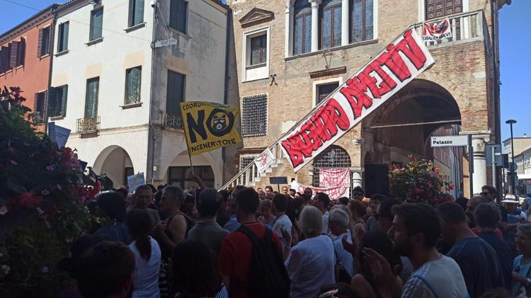 Folla di persone durante il consiglio comunale straordinario di Venezia