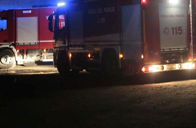 Pordenone, auto finisce fuori strada e prende fuoco: 21enne morto carbonizzato