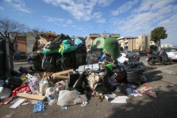 Rifiuti a Roma, immagine di repertorio (Fotogramma)