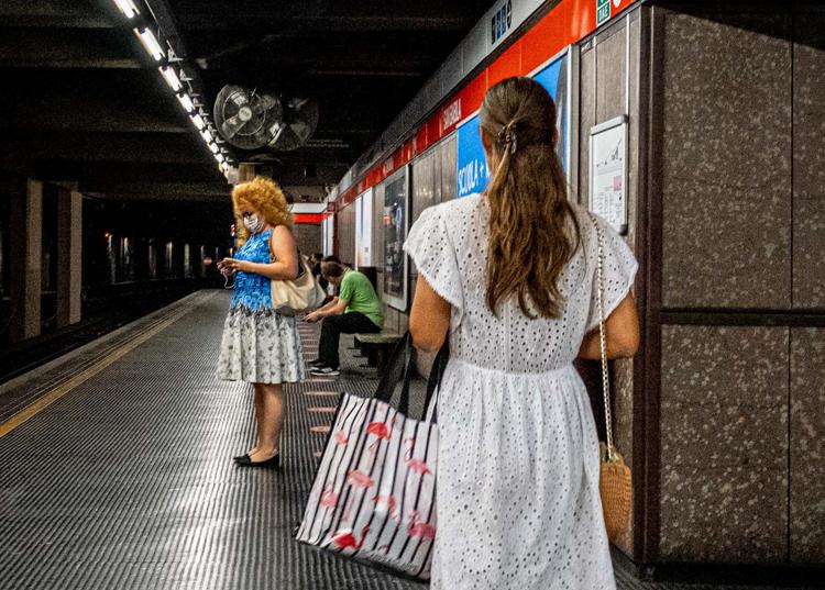 Gente in metropolitana con la mascherina (Fotogramma/Ipa)