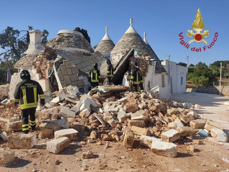 Brindisi, crolla trullo a Cisternino: uomo muore sotto le macerie, ferita una donna