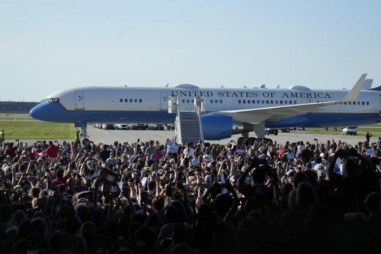 Trump accusa Harris di aver usato l'IA per ritoccare foto comizio