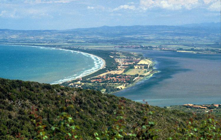 Una veduta di Monte Argentario (Fotogramma)