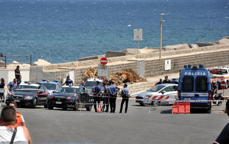 Forze dell'ordine sul luogo del naufragio a Palermo - Fotogramma