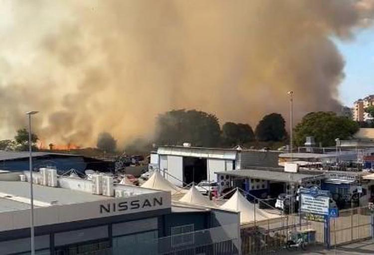 La colonna di fumo a Cinecittà - Fermo immagine da video di Andrea Caannizzaro su X