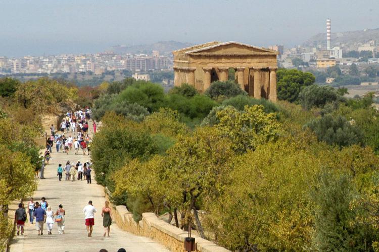 Turisti ad Agrigento (Fotogramma)