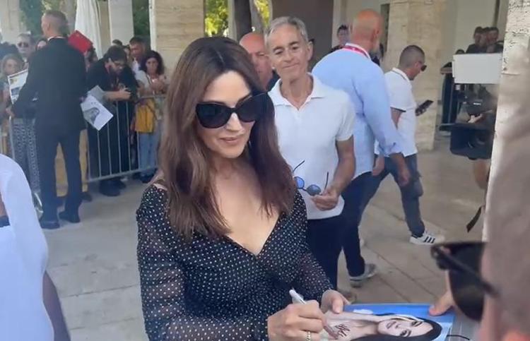 Monica Bellucci firma autografi - Adnkronos