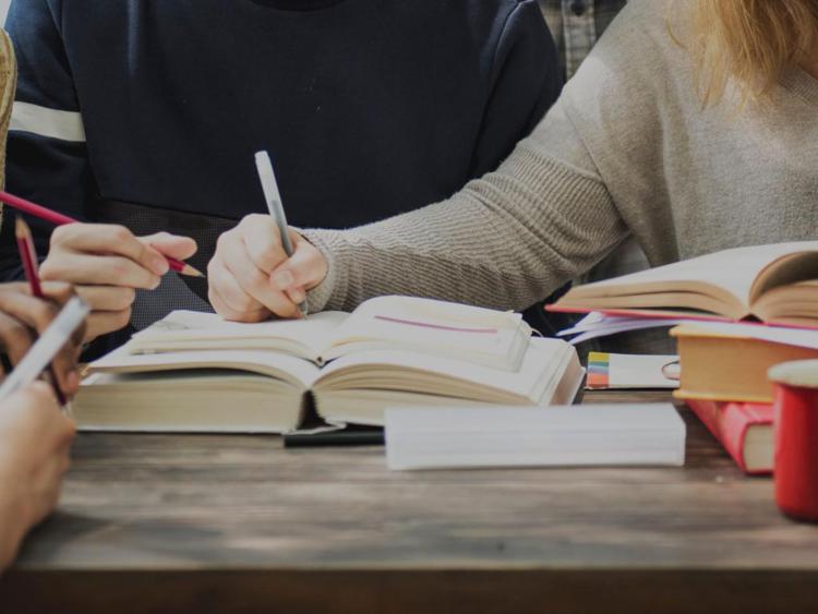 Studenti che studiano - (123RF)