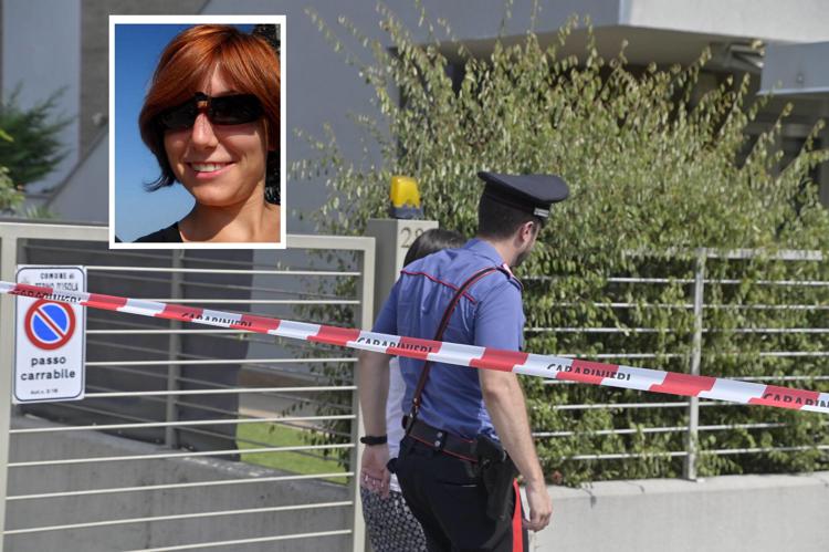 Sharon Verzeni e   carabinieri che conducono le indagini - Fotogramma