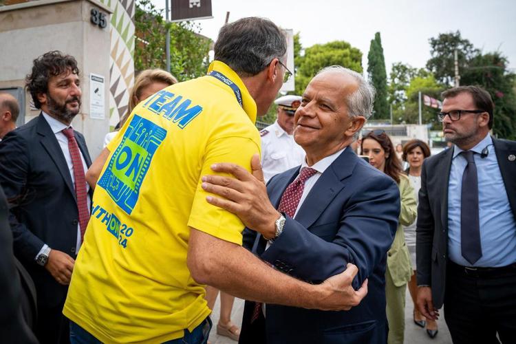 L'abbraccio tra Francesco Boccia e Matteo Piantedosi a Digithon