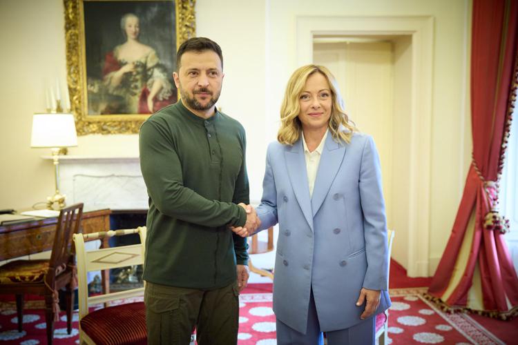 Il presidente ucraino Volodymyr Zelensky e Giorgia Meloni