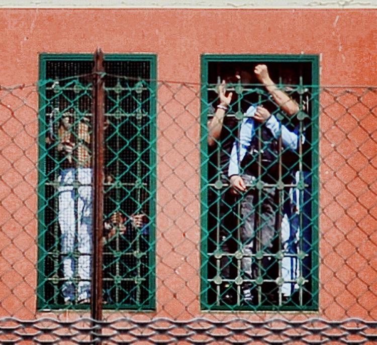 Detenuti in rivolta nel carcere minorile Beccaria (Fotogramma/Ipa)