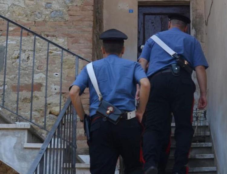 I carabinieri nell'abitazione dell'aggressore 