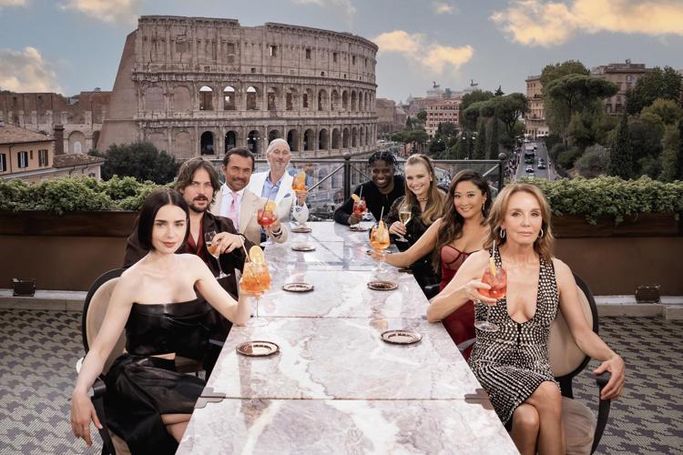 Il cast di Emily in Paris al Colosseo