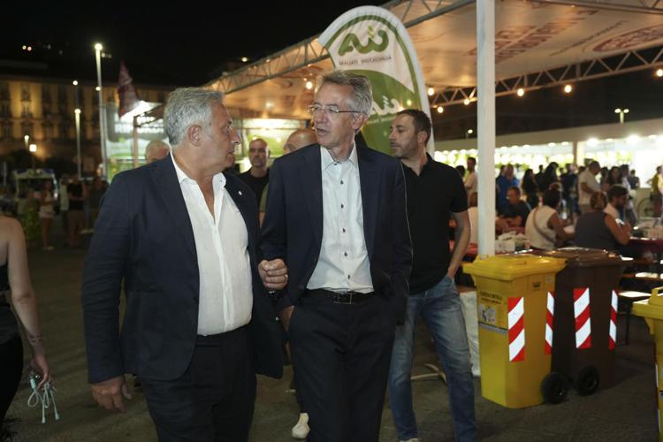 Il patron di Bufala Fest, Antonio Rea, con il sindaco di Napoli, Gaetano Manfredi a destra