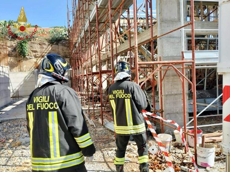 Vigili del fuoco sul luogo del crollo a Pergusa, Enna