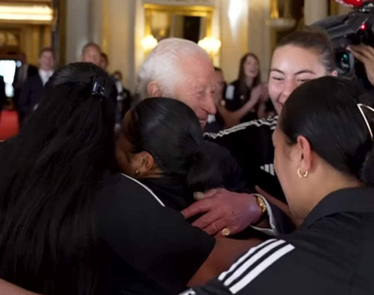 L'abbraccio di Carlo III con le Black Ferns - Ig / The royal Family