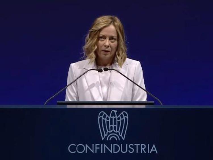 Giorgia Meloni sul palco di Confindustria