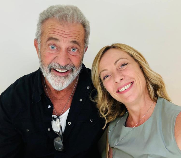 Il selfie di Mel Gibson e Giorgia Meloni - Fb / Giorgia Meloni