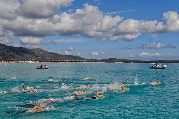 Un momento delle gare di fronte alla spiaggia La Cinta di San Teodoro