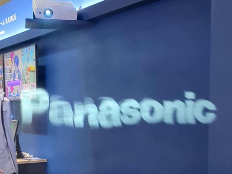 Panasonic trasforma l'aria condizionata in schermi per battere l'afa giapponese