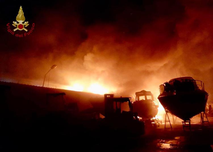 Incendio in un cantiere di Fiumicino, in fiamme barche e capannone