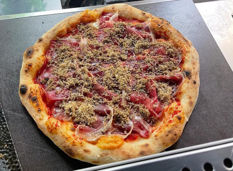 La pizza da 1.500 euro di Philipp Plein a Milano 