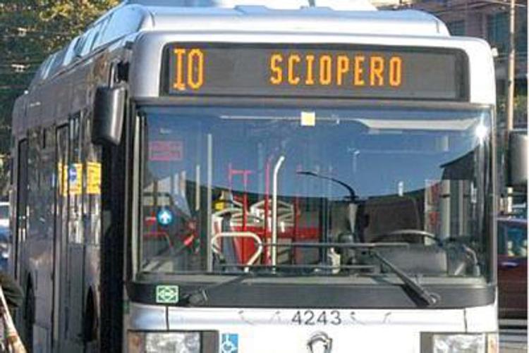 Autobus con scritta 'sciopero' - Fotogramma