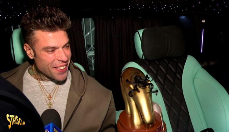 Il Tapiro d'oro a Fedez - Striscia la Notizia