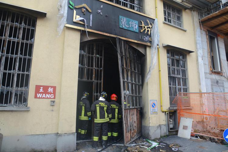 Vigili del fuoco dopo l'incendio nell'emporio cinese di via Ermenegildo Cantoni, a Milano - Fotogramma