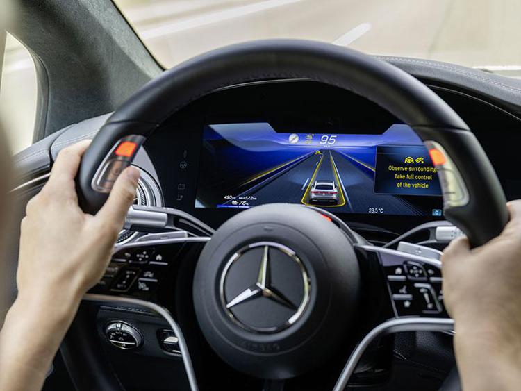 Mercedes-Benz, sistema di guida assistita fino a 95 km/h