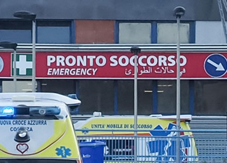 Ambulanze davanti al pronto soccorso dell'ospedale (Fotogramma/Ipa)