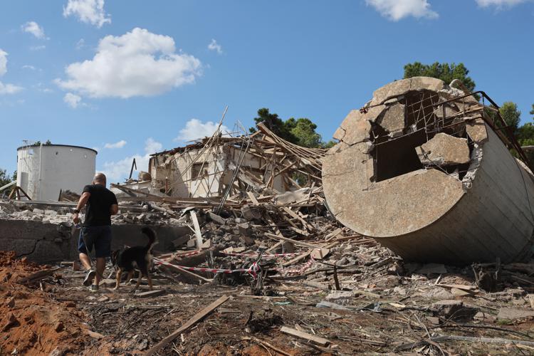 Edificio distrutto da missile iraniano in Israele (Afp)