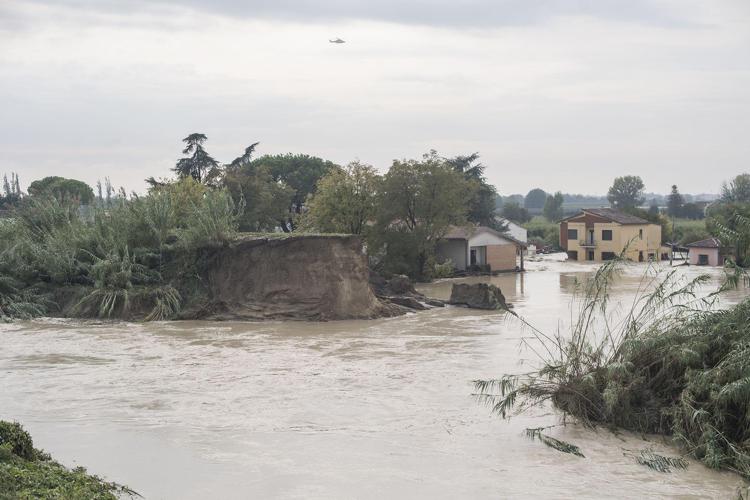 Il fiume Lamone rompe l'argine, immagine del 19 settembre (Fotogramma)