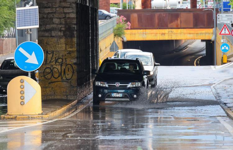 Auto bloccate in un sottopasso