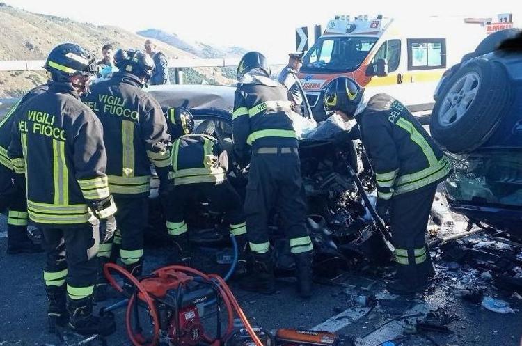 Vigili del fuoco sul luogo dell'incidente di Palermo