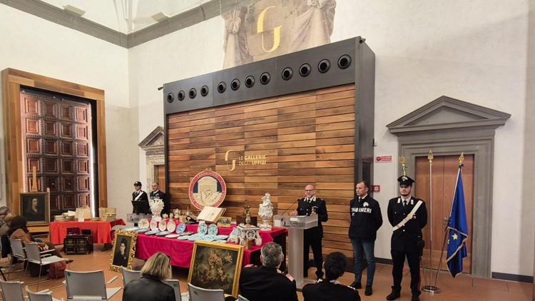 Carabinieri recuperano 695 opere d'arte rubate a Firenze, 12 indagati