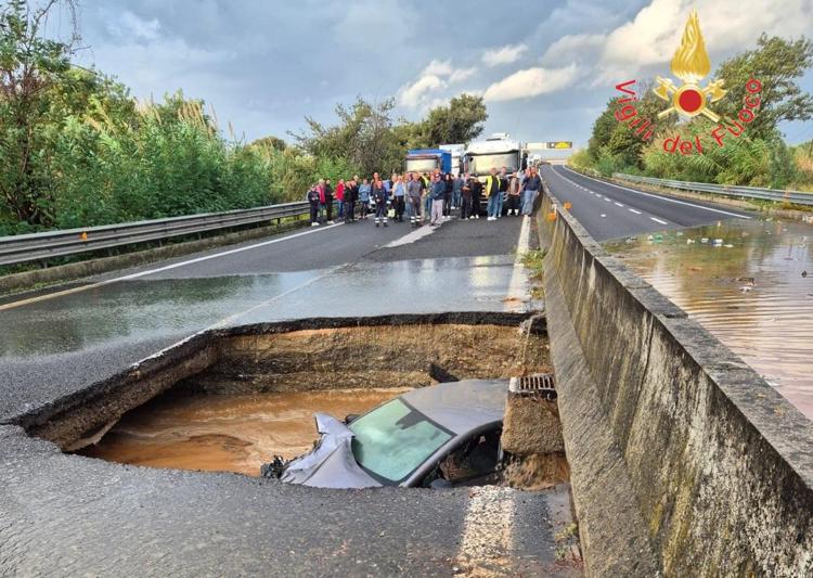 L'auto finita nel cratere a Lamezia Terme - Vigili del Fuoco