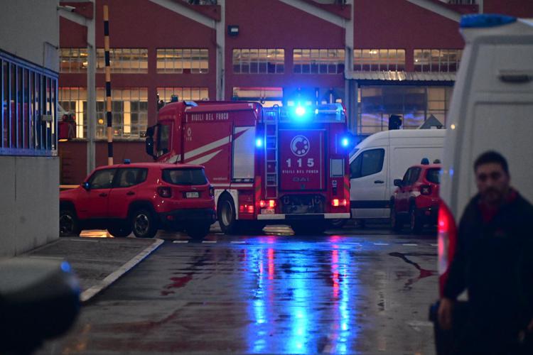 Vigili del fuoco allo stabilimento  (Fotogramma)