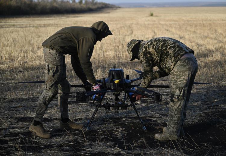 Soldati ucraini con un drone