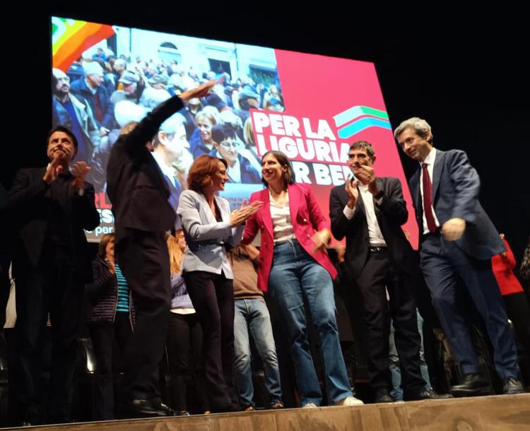 Conte e Schlein insieme sul palco per il candidato Andrea Orlando. Foto Adnkronos